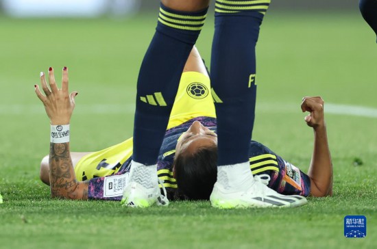 哥伦比亚队球员琳达·凯塞多赛后在场内神情沮丧